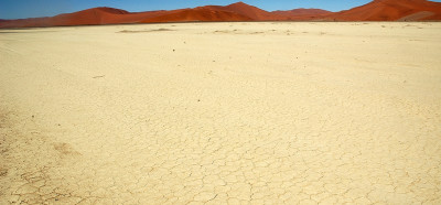Posušeno jezero sredi puščave Namib