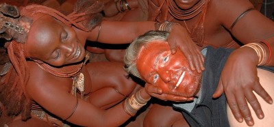 Himbe se ne tuširajo, pač pa se vsak dan namažejo z rdečo okro in mastjo