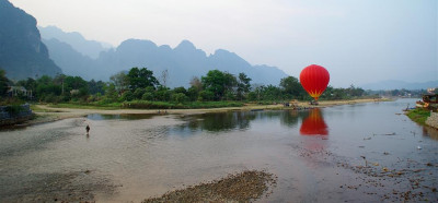 Kraške osamelce okoli Vang Vienga se da tudi preleteti z balonom