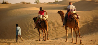 Kamelji safari, puščava Tar