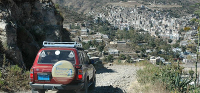 Po Jemnu potujemo z jeepi in lokalnimi vozniki