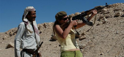 Streljanje s kalašnikovim, pod strogim nadzorom beduina (še dobr, da ma spodne hlače gor ;-)