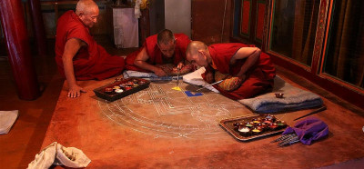 Sestavljanje mandale v enem izmed mnogih budističnih samostanov