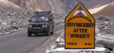 Taki in podobni znaki krasijo vse ceste v Ladaku :-)