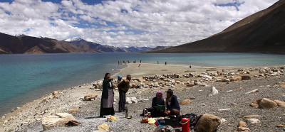 Sveto jezero Pangong, katerega večji del leži v Tibetu