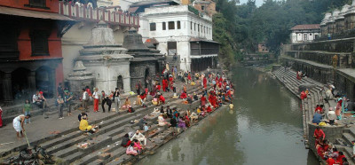 Sveta reka Bagmati ob svetišču Pashupatinath, kjer kremirajo preminule