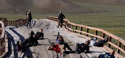 Od vode zvit leseni most sredi Mongolije