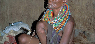 Pripadnica sorodnega plemena Masaiem, Samburu, v hiški iz kravjekov